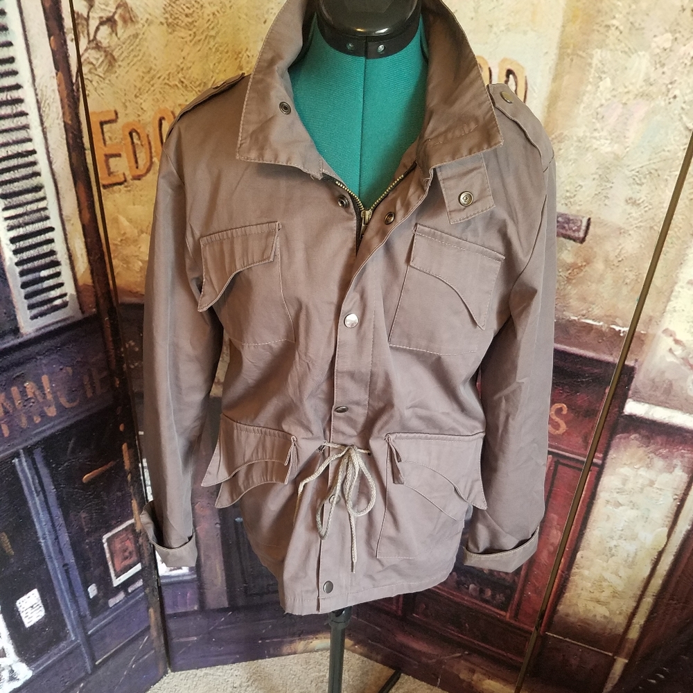 Like new lightweight jacket w/funky safari look